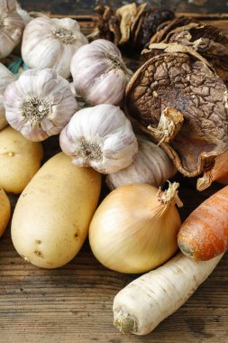 Ahşap masa sebze yığını