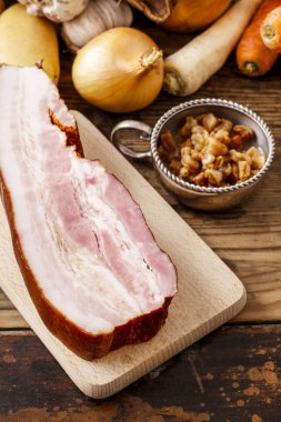 pişmemiş domuz eti