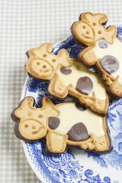 Legrační soubory cookie v kráva tvaru zdobené tmavé a bílé chocola — Stock fotografie