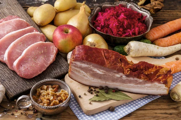 Différents types de viande et légumes sur table en bois . — Photo