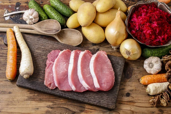 Différents types de viande et légumes sur table en bois . — Photo