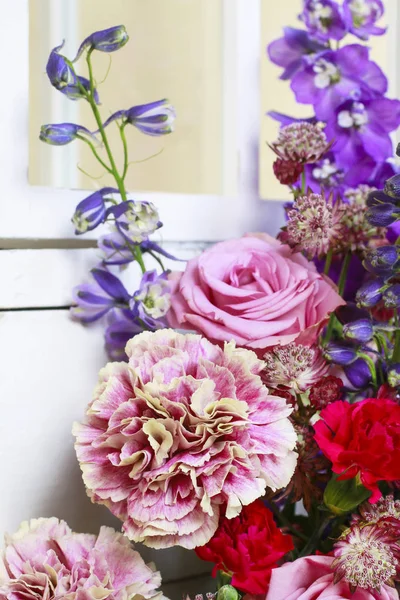 Arranjo floral com rosas rosa, cravos e delphinium fl — Fotografia de Stock