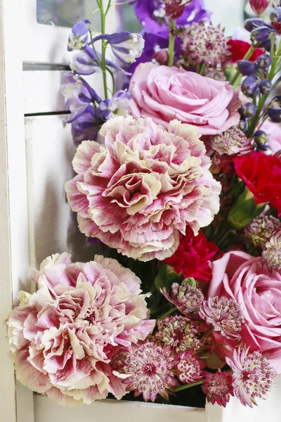 Arreglo floral con rosas rosadas, claveles y delphinium fl — Foto de Stock
