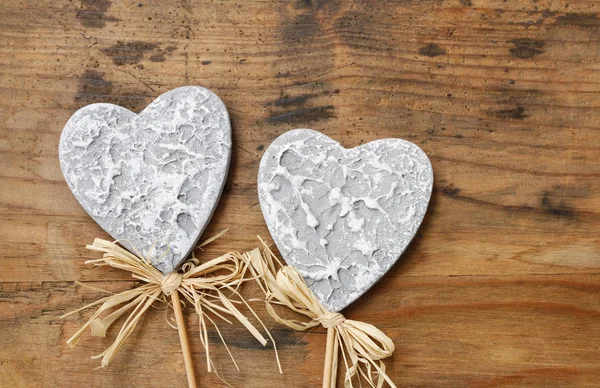 Corazones grises sobre fondo de madera —  Fotos de Stock