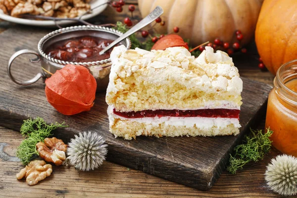 De cake van het fruit van de laag met meringue topping — Stockfoto