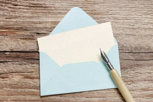 Enveloppe ouverte et carte papier à l'intérieur — Photo