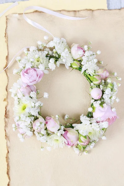 Hochzeitskranz mit Rose, Hahnenfuß und Chrysanthemenblüten. — Stockfoto