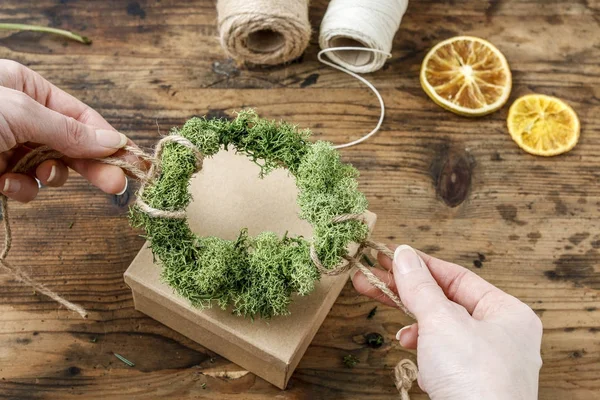 Verpakken van de giften van Kerstmis. — Stockfoto