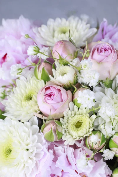 How to make wedding floral arrangement with peonies, roses, — Stock Photo, Image