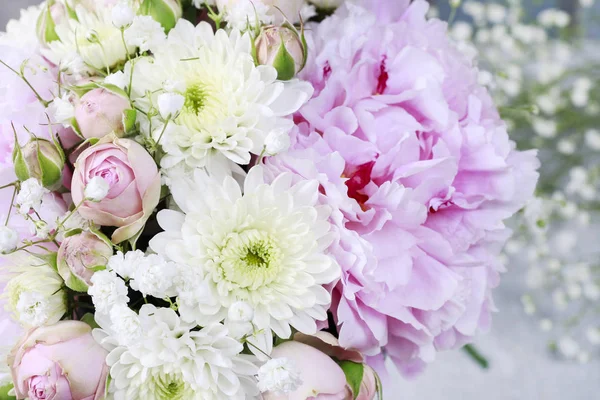 Como fazer o arranjo floral do casamento com peônias, rosas , — Fotografia de Stock