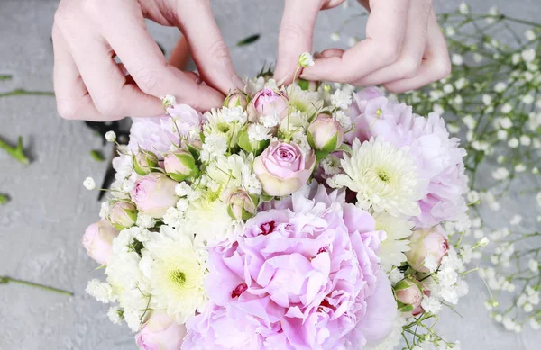 How to make wedding floral arrangement with peonies, roses, — Stock Photo, Image