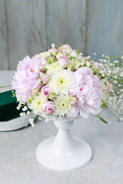 Как сделать свадебную цветочную композицию с пионами , — стоковое фото