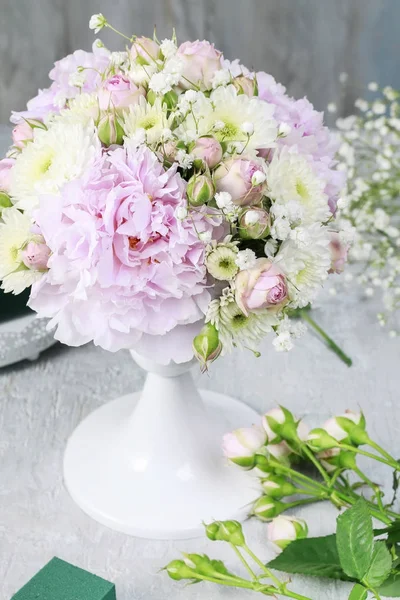 Hogyan készítsünk esküvői virág elrendezése a pünkösdi rózsa, Rózsa, — Stock Fotó