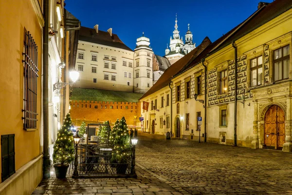 KRAKOW, POLONIA - 26 DE NOVIEMBRE DE 2016: Centro de la ciudad por la noche —  Fotos de Stock