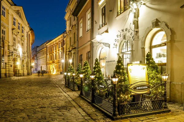 KRAKOW, POLONIA - 26 DE NOVIEMBRE DE 2016: Centro de la ciudad por la noche —  Fotos de Stock