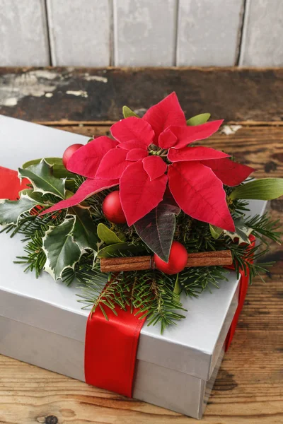Decoración de regalo de Navidad con flor de poinsettia (Euphorbia pulc — Foto de Stock