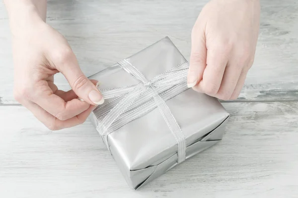 How to wrap and decorate christmas gift — Stock Photo, Image