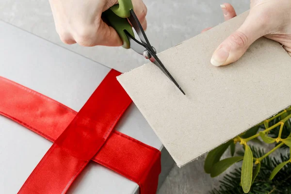 Hoe te te verfraaien kerstcadeau — Stockfoto