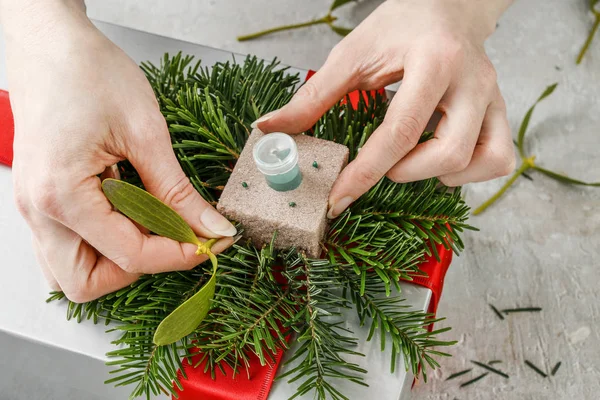 Como decorar o presente de Natal — Fotografia de Stock