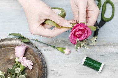 İş yerinde çiçekçi: nasıl bir bilek çiçek yapmak