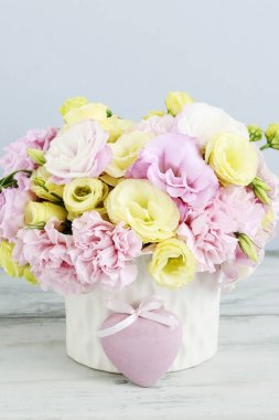 Pembe karanfil ve sarı eustoma çiçek çiçek aranjmanı