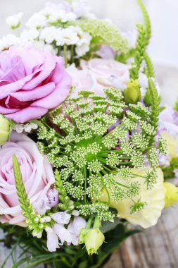 Buket gül, krizantem ve Anthriscus sylvestris.