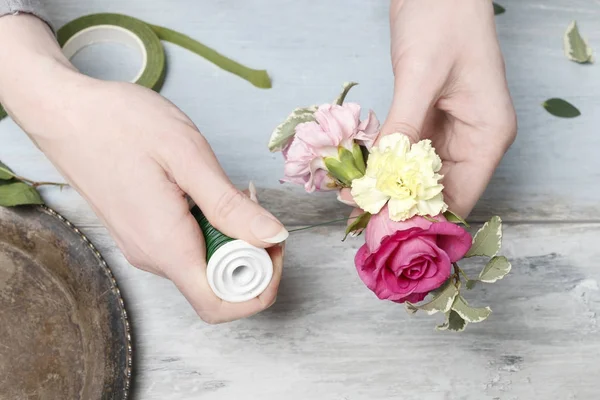 Florist bei der Arbeit: Wie man eine Korsage am Handgelenk macht — Stockfoto