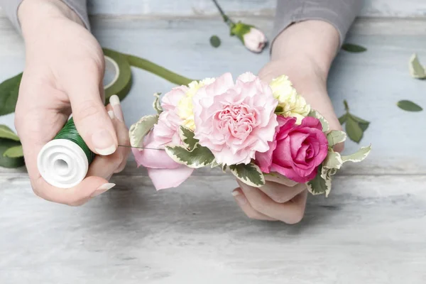 Florist bei der Arbeit: Wie man eine Korsage am Handgelenk macht — Stockfoto