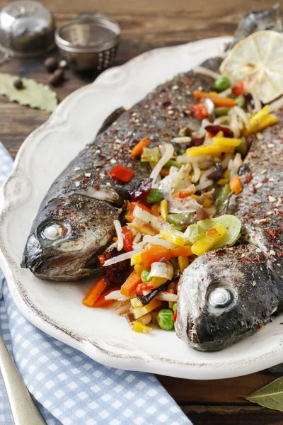 Rainbow trouts with cut vegetables. — Stock Photo, Image