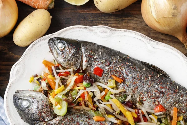 Rainbow trouts with cut vegetables. — Stock Photo, Image