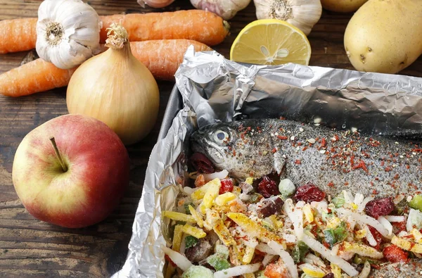 Rainbow trouts with cut vegetables. — Stock Photo, Image