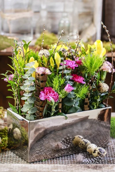 Decoración floral de Pascua con flores de freesia amarillas y rosa ca —  Fotos de Stock