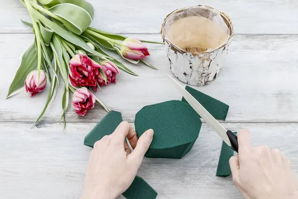 Florista lugar de trabajo: cómo hacer decoración con tulipanes rosados en el interior —  Fotos de Stock