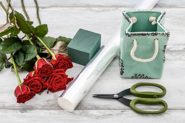 Floristik-Arbeitsplatz: Wie man Dekoration mit Rosen in Cera herstellt — Stockfoto