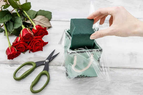 Bloemist werkplek: Hoe maak je decoratie met rozen binnen cera — Stockfoto