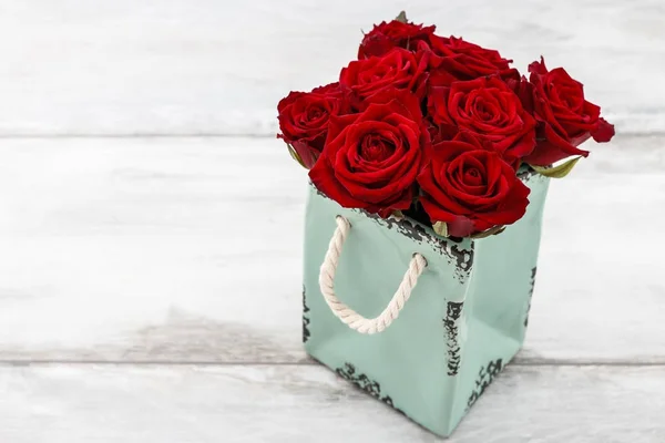 Floristik-Arbeitsplatz: Wie man Dekoration mit Rosen in Cera herstellt — Stockfoto
