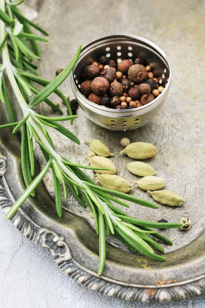 Gemischte Pfefferkörner und Rosmarin (rosmarinus officinalis)) — Stockfoto