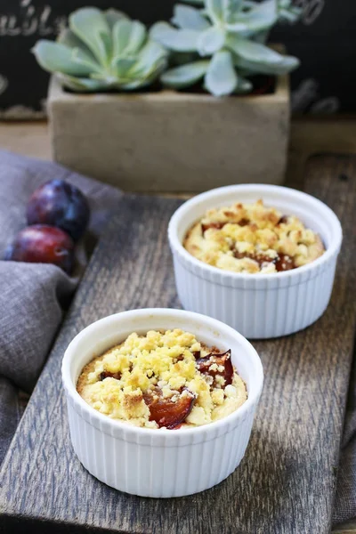 Crumble plum pie — Stock Photo, Image