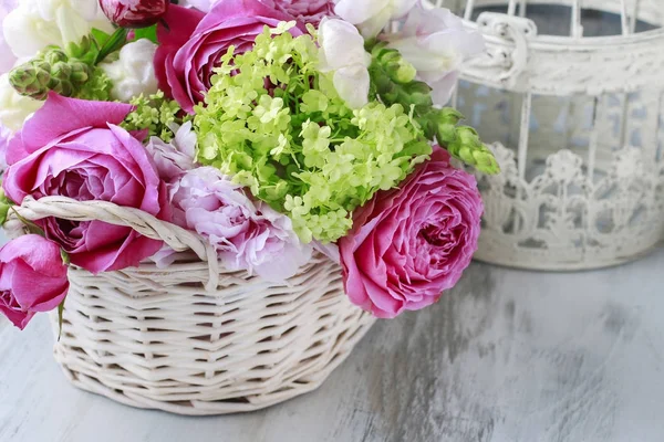 Arranjo floral com rosas rosa, peônias e flor matthiola — Fotografia de Stock