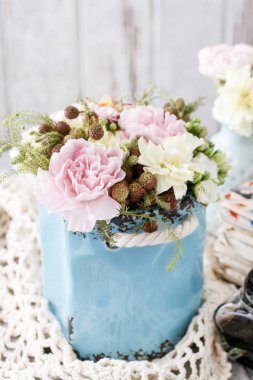 Buket pembe karanfil ve sarı aranjmani blossfeldiana fl