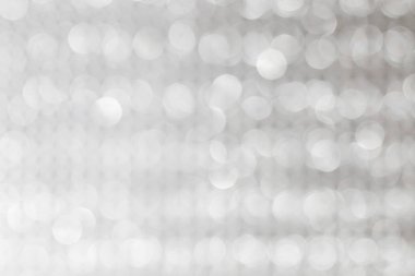 Gümüş pırıltılı Noel ışıkları. Bulanık arka plan