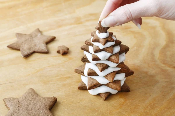 How to make gingerbread christmas tree — Stock Photo, Image