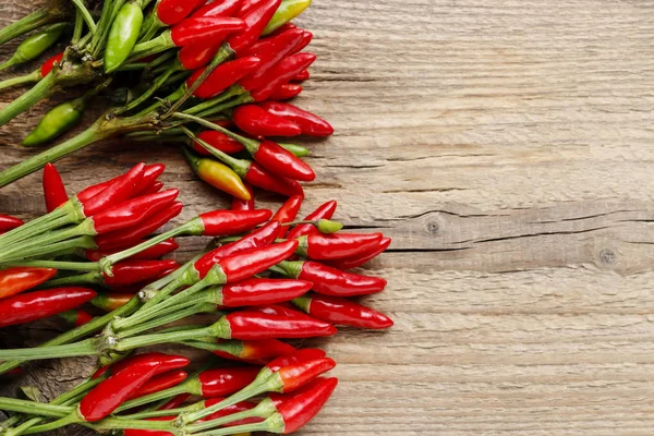 Röd varm chili paprika på gamla träbord — Stockfoto