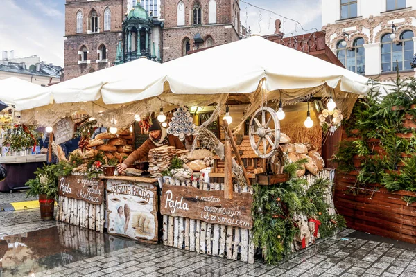 Krakow, Polen - 01 December 2016: Jaarlijkse kerstmarkt op de — Stockfoto