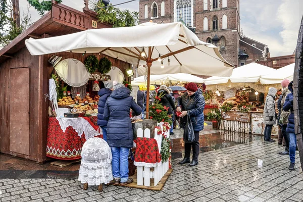 Krakow, Polen - 01 December 2016: Jaarlijkse kerstmarkt op de — Stockfoto