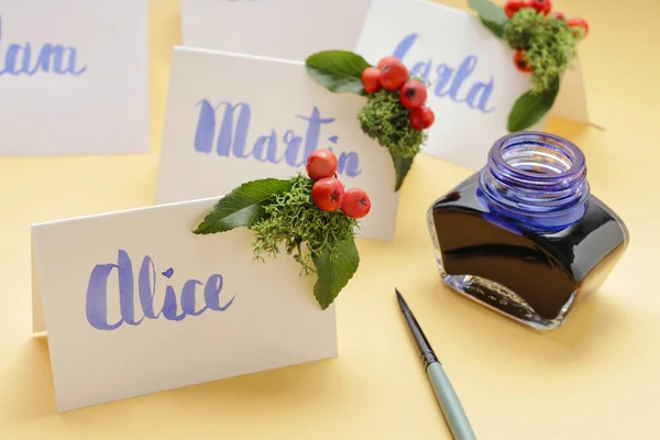 Come fare le schede di nome di luogo di nozze con lettere scritte a mano un — Foto Stock