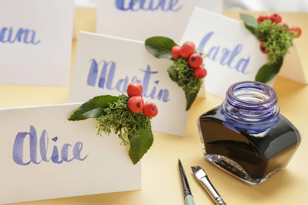 Come fare le schede di nome di luogo di nozze con lettere scritte a mano un — Foto Stock