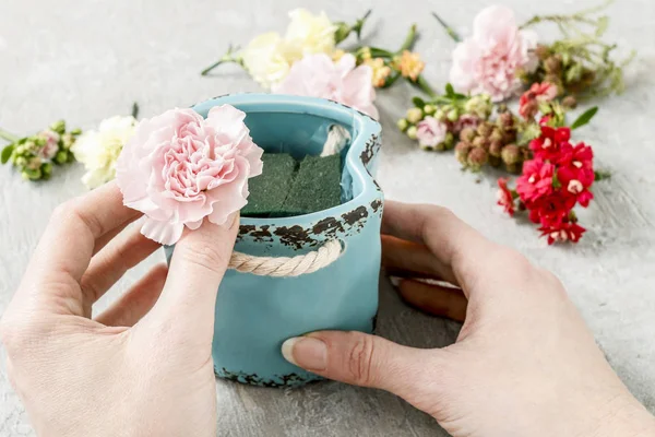 Hoe maak je boeket van roze anjers en gele Kalanchoe blos — Stockfoto
