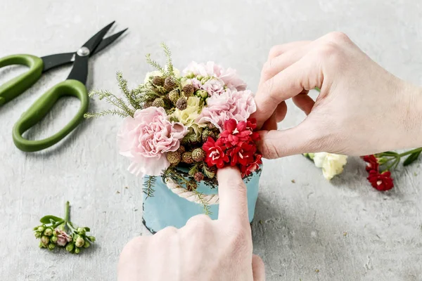 Jak udělat kytici růžových karafiátů a žluté Kalanchoe blos — Stock fotografie