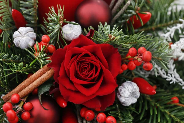 Рождественские украшения со свечами, красными розами, пихтой, брюнией и сином — стоковое фото